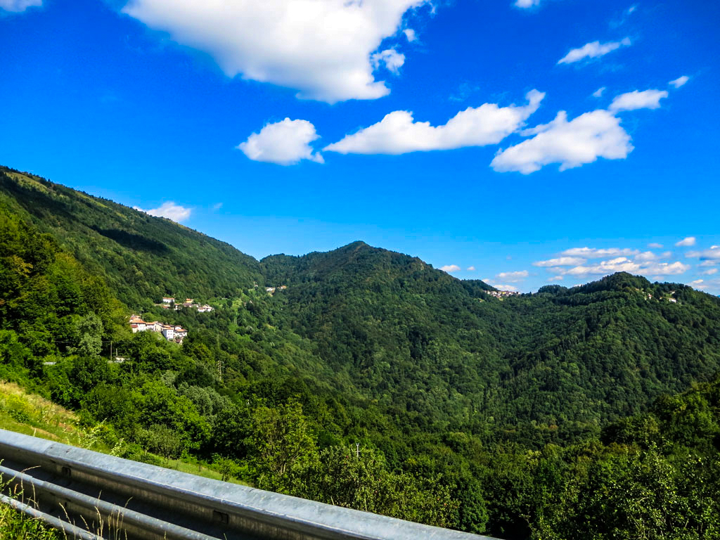 panoramica che prende la catena del Kolovrat, Drenchia, Trinco, Crai e Clabuzzaro